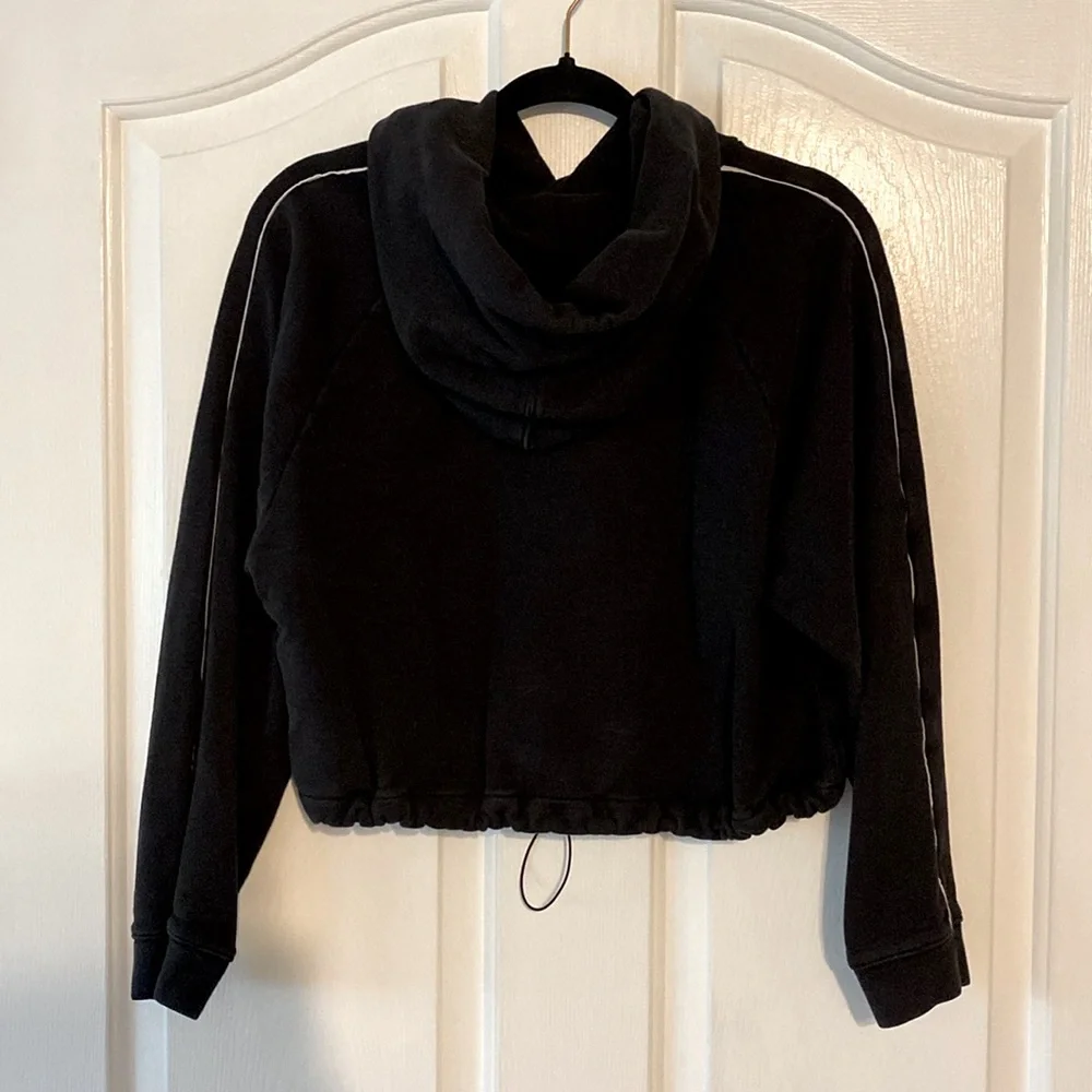 Levi’s Cropped Hoodie - Picture 3 of 3